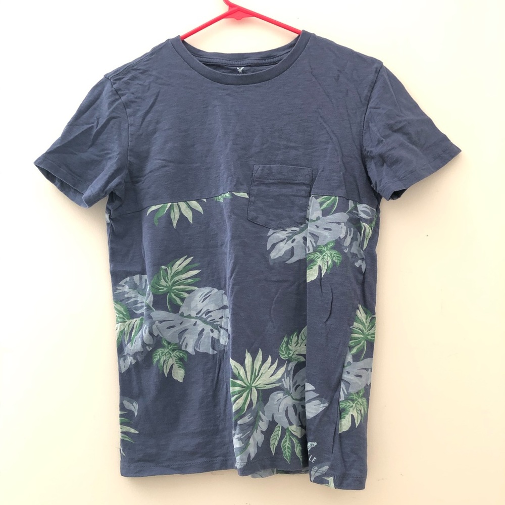 American Eagle blue Hawaiian print pocket tee
